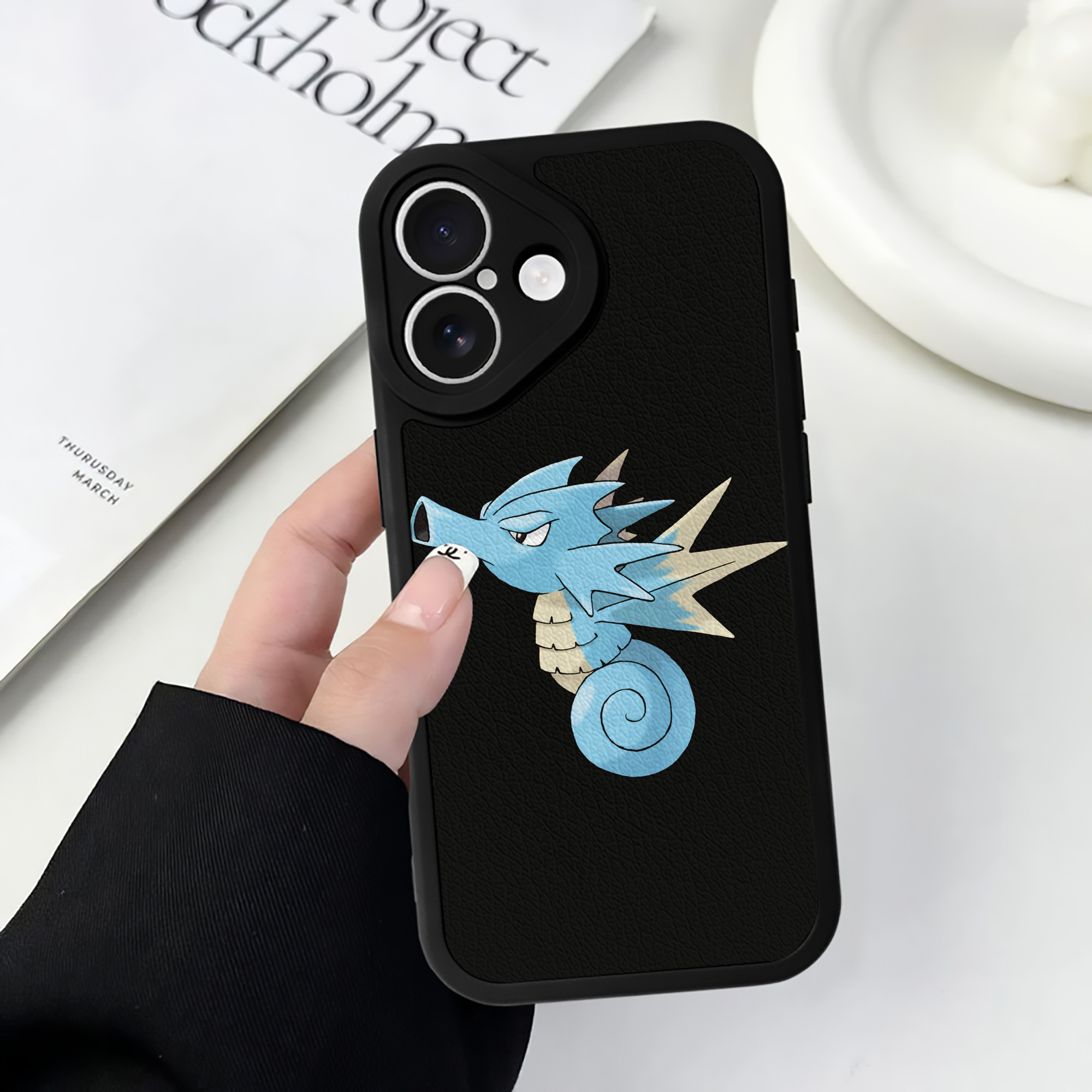 （画像用） ポケットモンスター Pokémon 【iPhone 16シリーズ対応】シリコンスマホケース（レザー調） 材質：シリコン